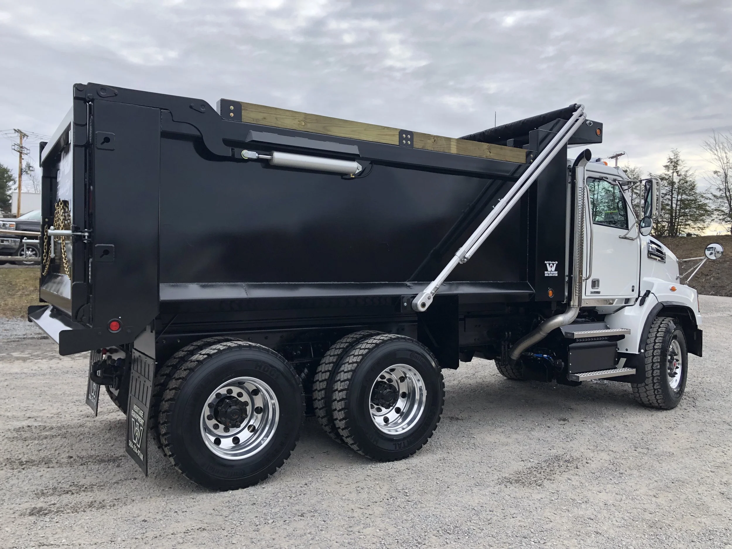 Hardox 450 Dump Bed — J & J Fabricating