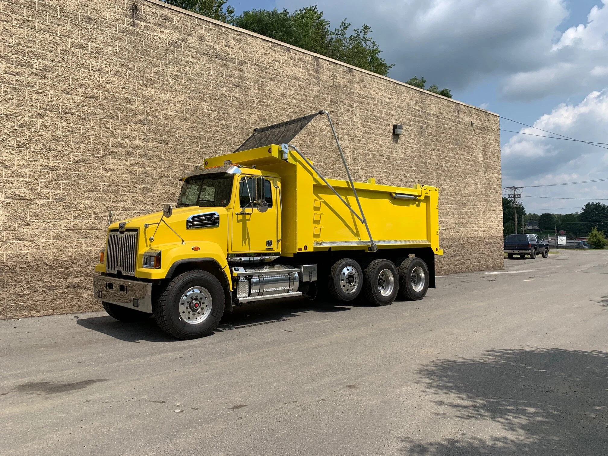 Check it out! Hardox 450 Dump Bed! — J & J Fabricating