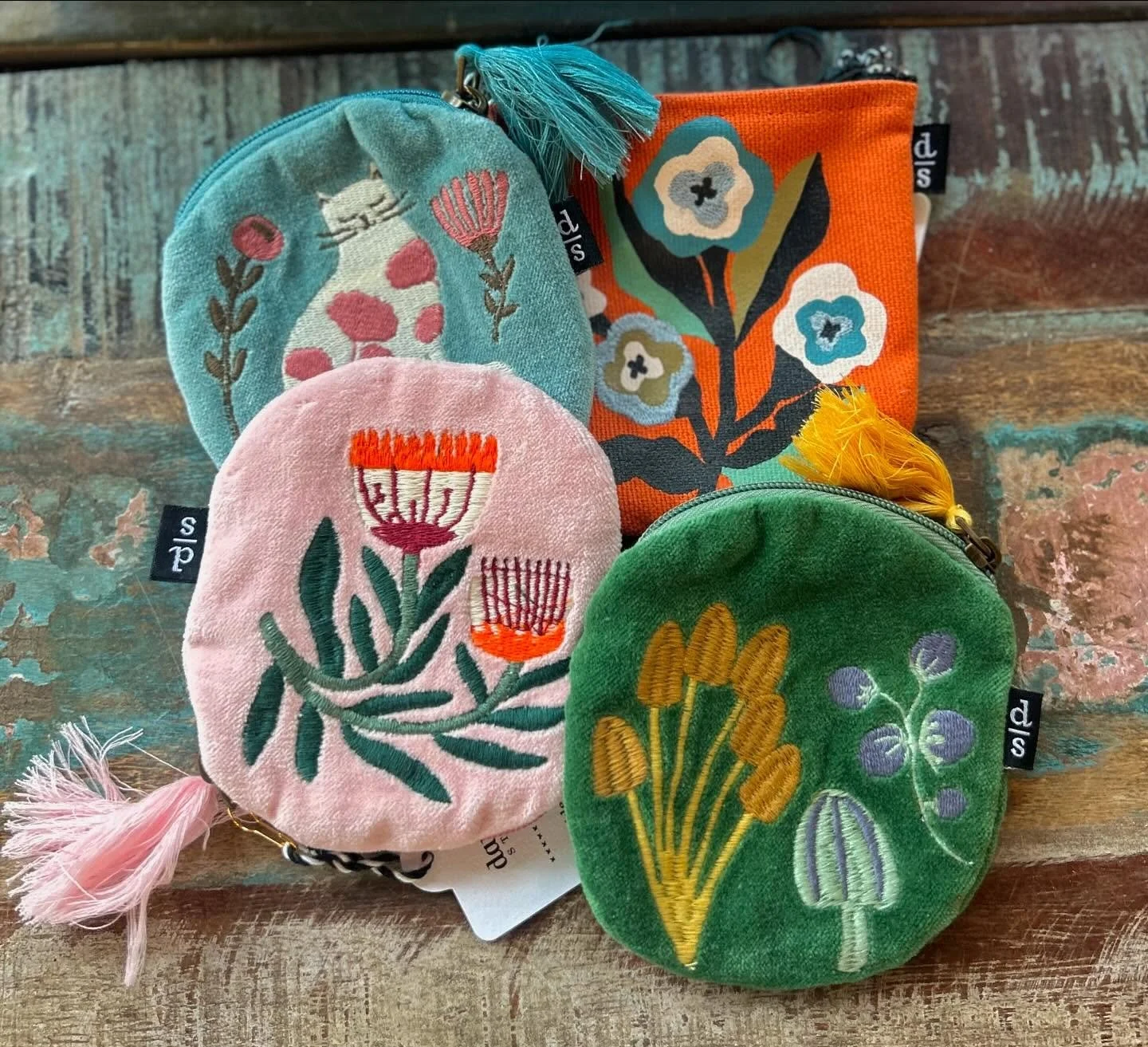 So many new goodies in the store!!!! Obsessed with these cute little pouches!

#che #cutestore #local