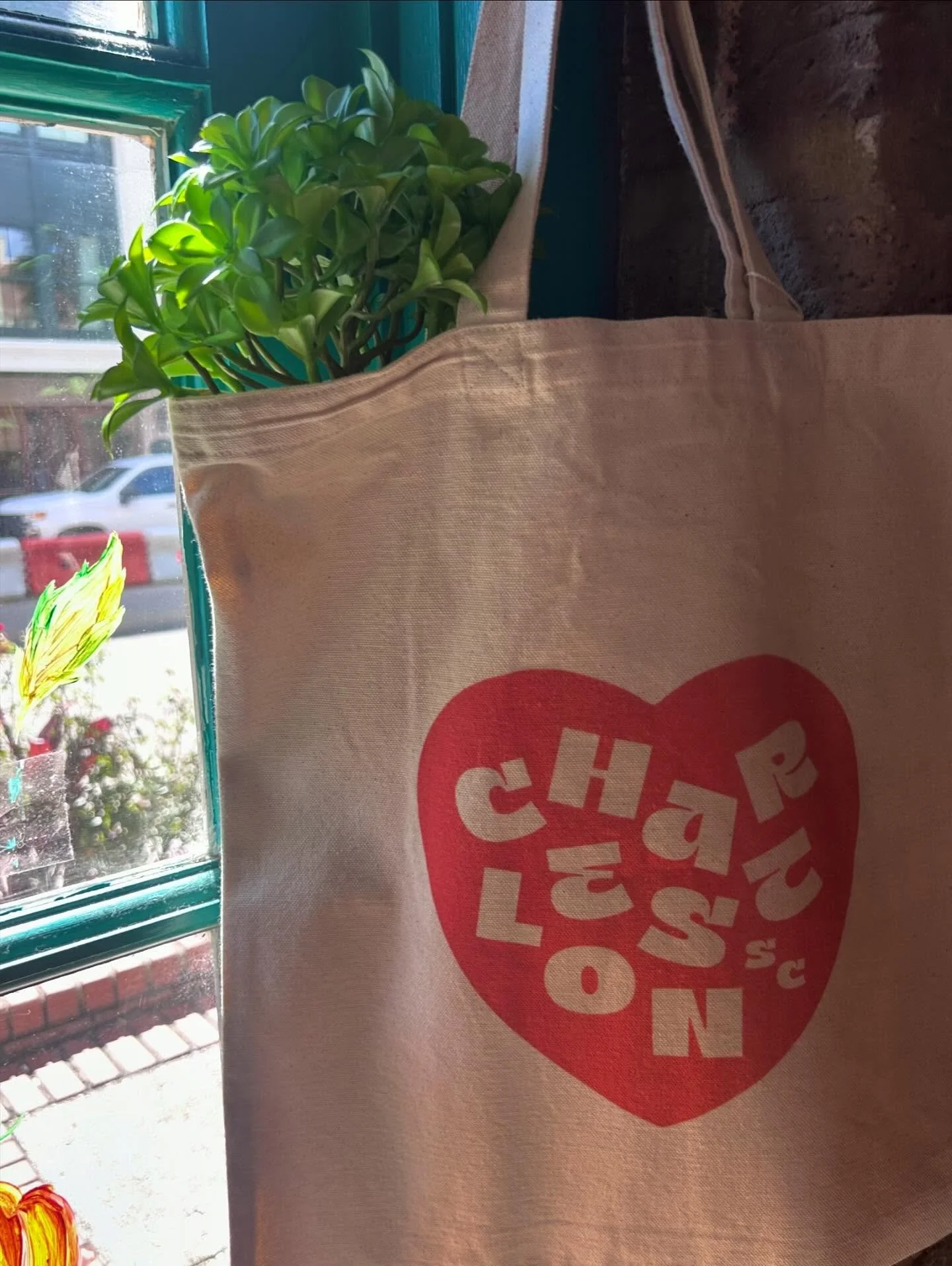 The cutest tote by @deluxe.special !!!!! Perfect for trips to the Saturday farmers market and second Sundays!!! 

#chs #tote #charlestonsc #cutestore