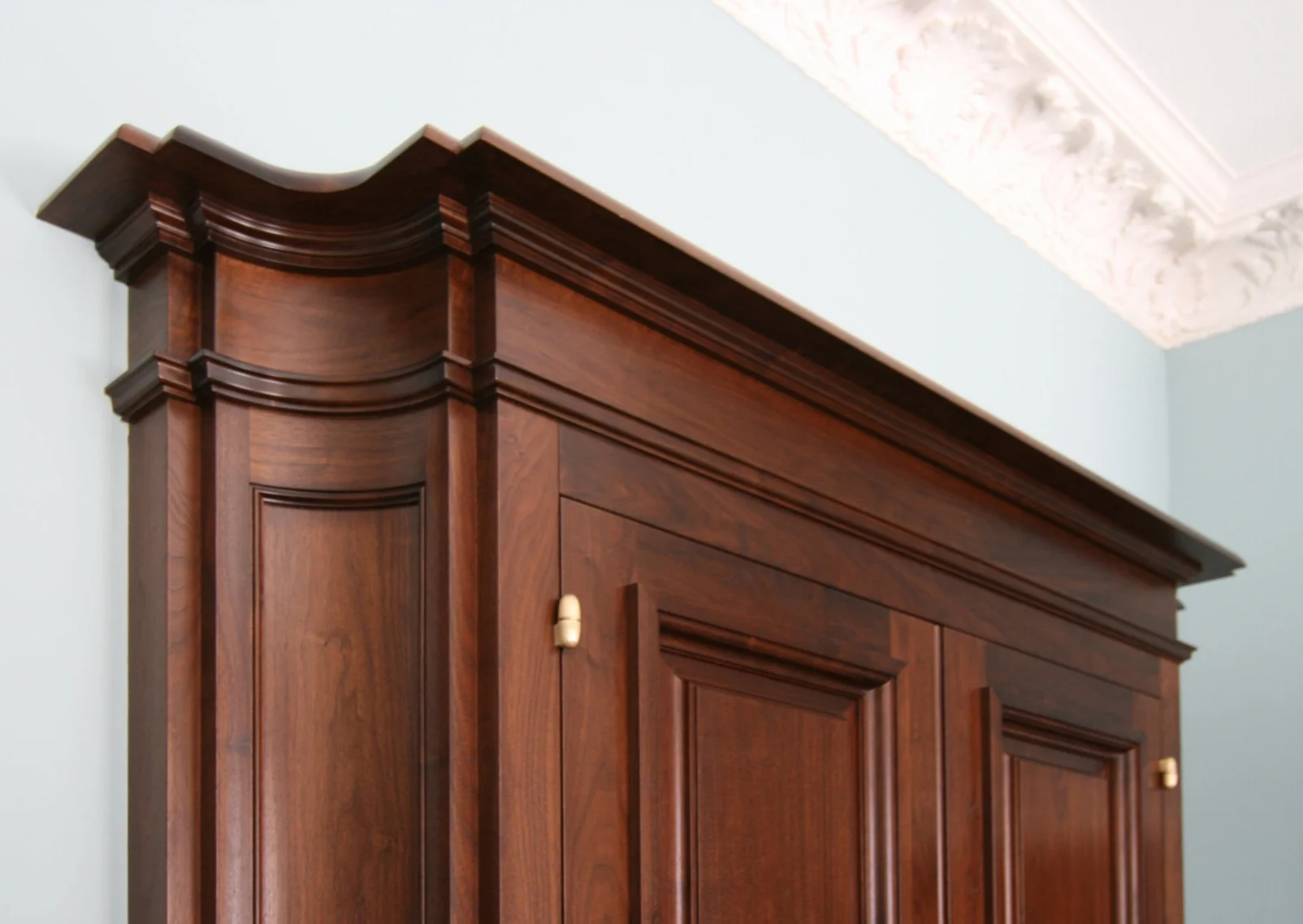 PRIVATE APT ARMOIRE DET.jpg