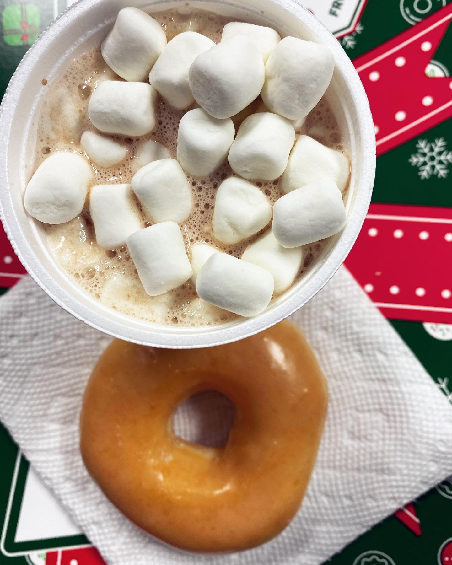 🎄Tis the season! 🎄
We want to keep you warm during these chilly days we&rsquo;ve been having lately. To do so, we now have hot chocolate and coffee!☕️ plus an additional treat of everybody&rsquo;s favorite... donuts! 🍩 
So come join us for some gr