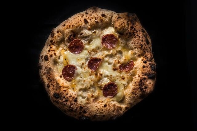 We are growing our delivery Area and Lead time for orders now reduced.
In the picture you can see the Diavola, an amazing blend of smokey Scamorza cheese, Cacciatorino salame, fiordilatte cheese and chilly oil...incredible flavours!