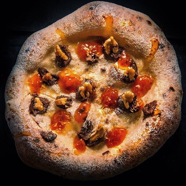 Sweet Pizza!⁠⠀
Quite unconventional, I know, but sooooo delicious, you won't believe it.⁠⠀
⁠⠀
Try it this weekend:⁠⠀
www.flourandgold.delivery⁠⠀
⁠⠀
Toppings:⁠⠀
Hazelnut spread, &quot;no refined sugar&quot; apricot Jam for acidity, walnuts and lemon z