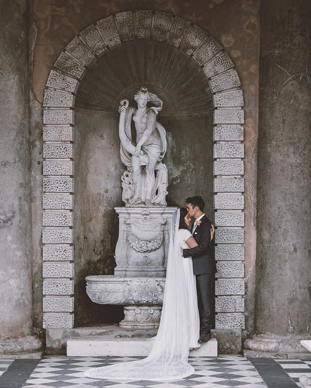 Haaappy weekend to you all!! This venue had to be one of my favourites with such incredible architecture and a romantic backdrop for an intimate outdoor ceremony. The perfect setting for any wedding 💕
.
.
.
.
.
 #wottonhouse #wottonhousewedding #wot