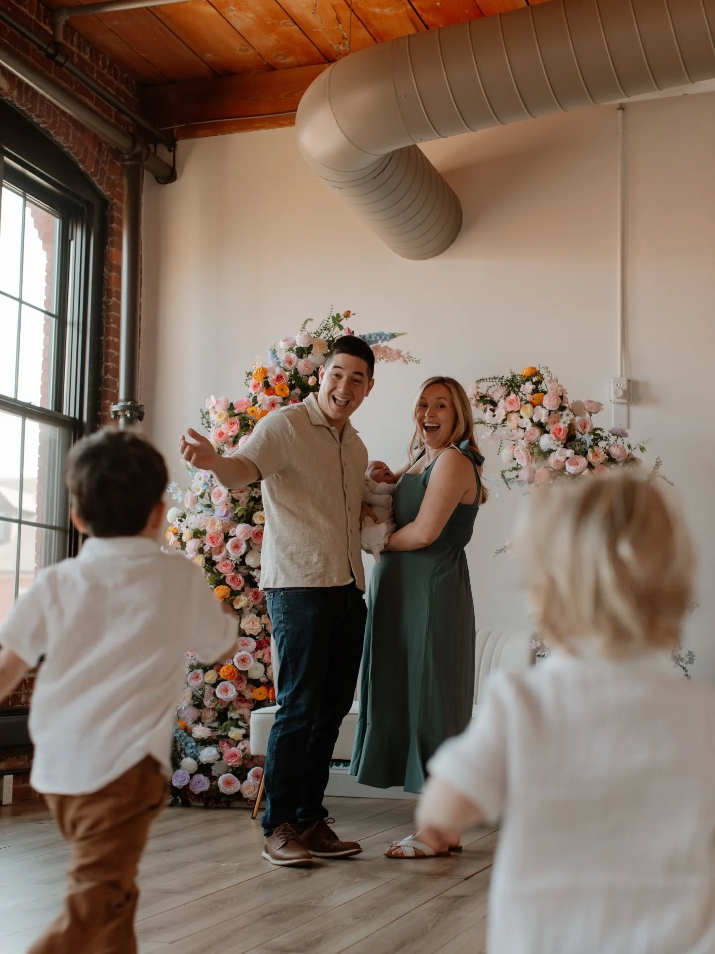 Life is sweet with a family of 5 🤍
At a beautiful set up at @the_little.loft
&bull;
&bull;
&bull;
#familyphotography #familyof5 #familyphotographer #massachusettsfamilyphotographer #newenglandfamilyphotographer