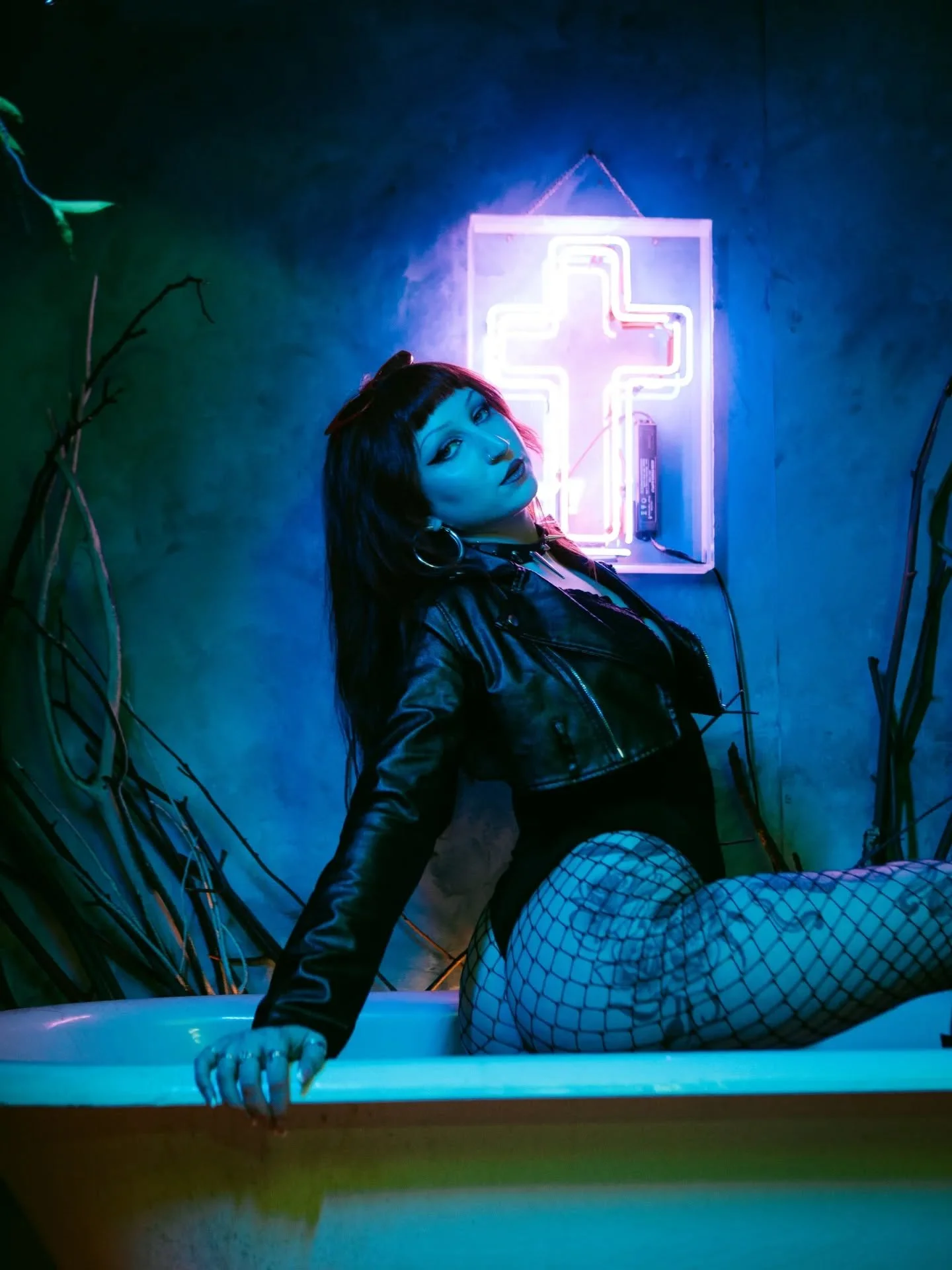 ✝️⚡🩵
&bull;
&bull;
&bull;
#neonlights #creativephotographer #creativephotography #portraitphotographer #modelphotography