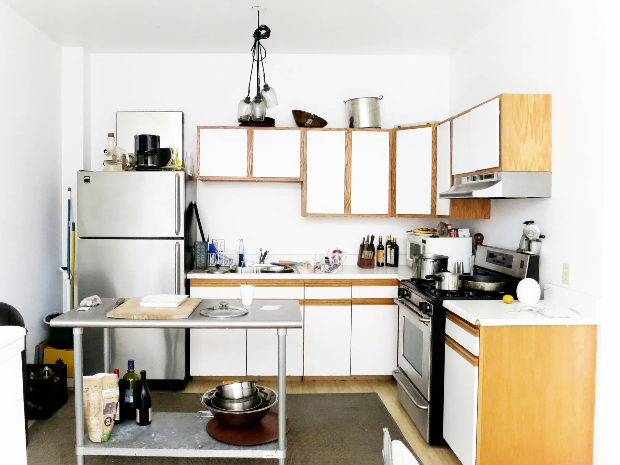 The home’s simple, functional kitchen hasn’t been touched since Racuk bought the place in 2006. He chose to keep the lab table to further the atelier feeling and now finds it useful for his soap making.