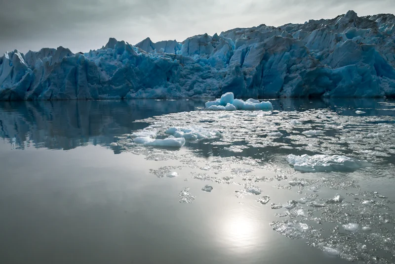 El glaciar Grey, donde el mundo parece terminarse, presentando un frente que llega a superar los 30 metros de altura; forma parte de los Campos de Hielo Sur, en Chile