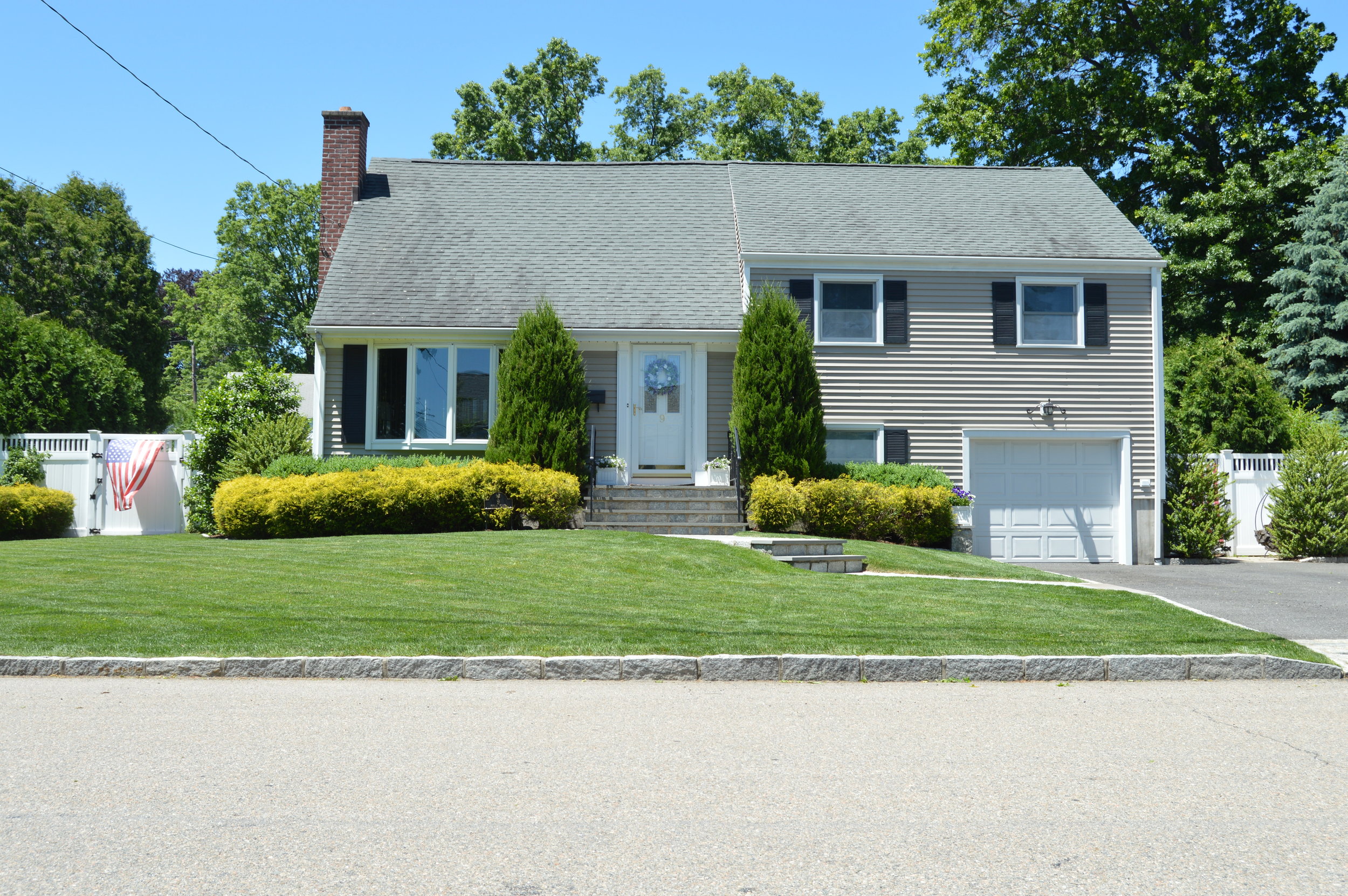 5 Summer Landscaping Ideas For Improving Your Front Entrance In