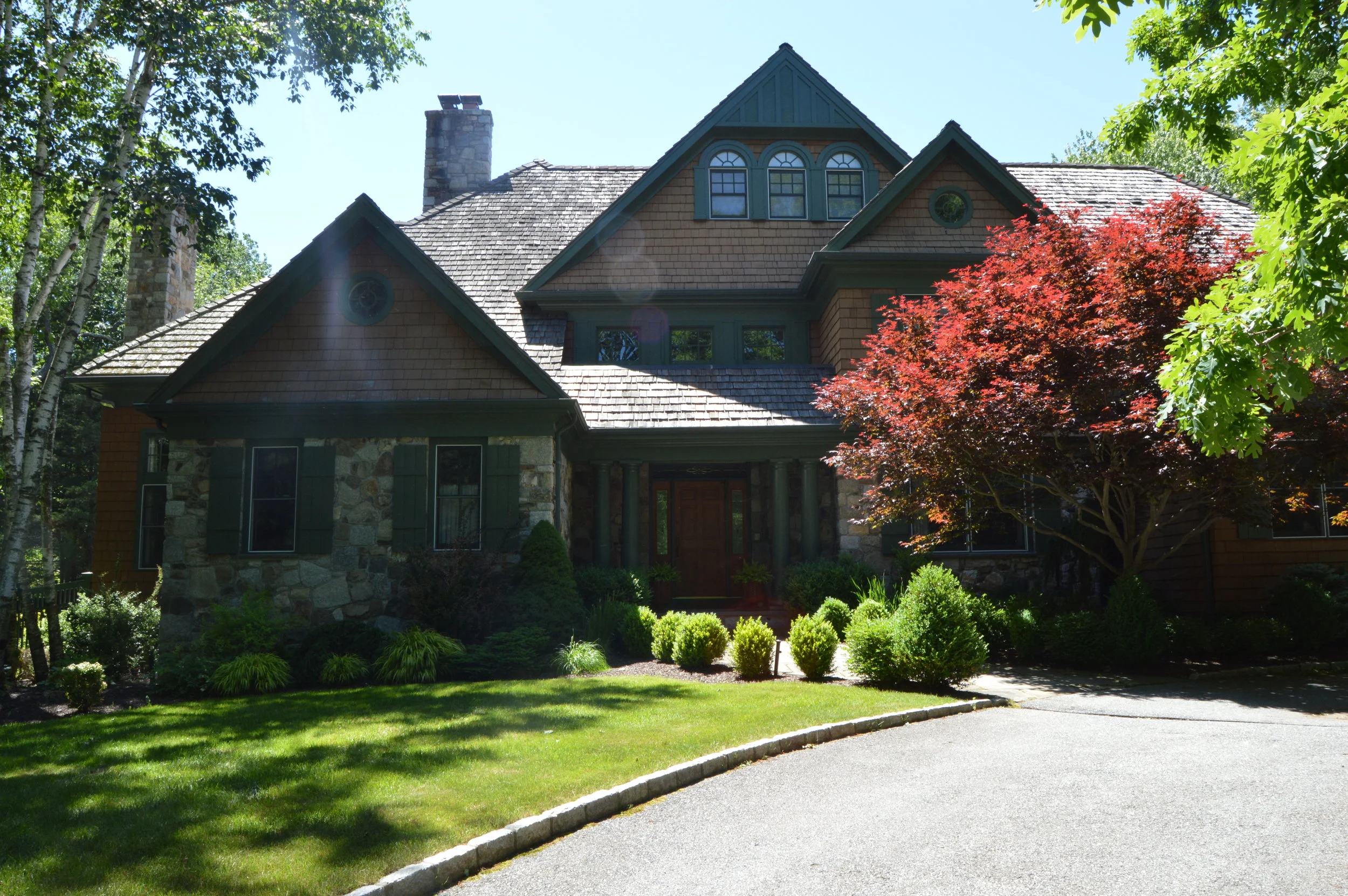 How Professional Property Maintenance Can Help You Sell Your Peekskill, NY, Home Faster