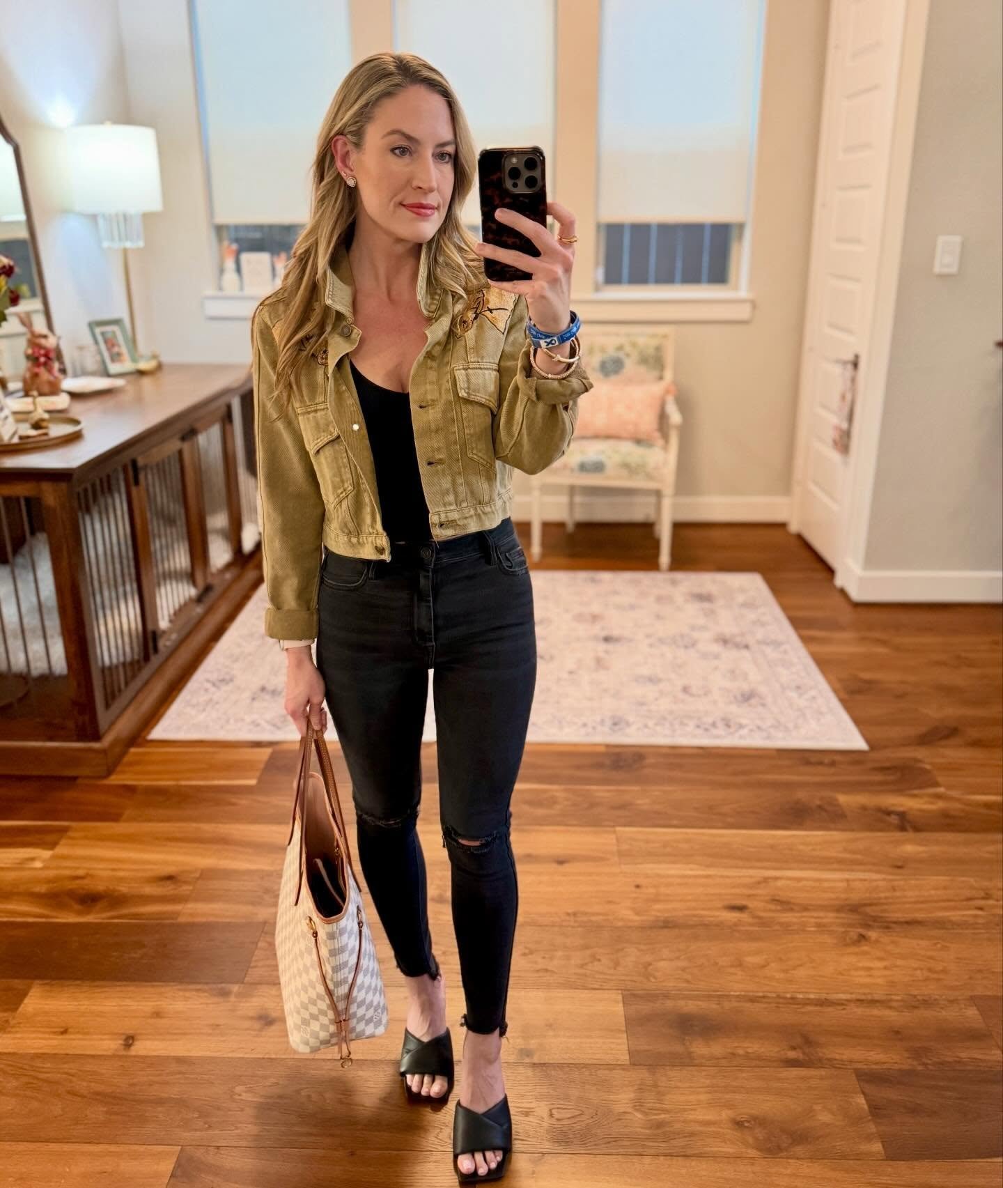 Toodles, March. ✌🏼Thank you for the elongated evenings and occasional spring weather. How was your month? This month I:
&bull;did a spectacularly terrible job of taking photos🫣
&bull;slowly tackled 8+ larger spring cleaning projects🧹
&bull;battled