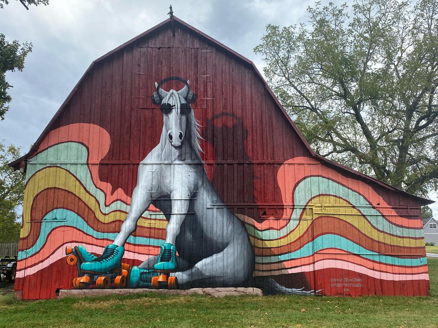 By far my favorite collab/project of 2021 🤗 
..
Got the opportunity to work with the Great and Powerful @artistjasonjones on this one
✨🙏✨ we were brought on to mural up -only- the front of the old  barn, but couldn&rsquo;t help ourselves. Lot of ex
