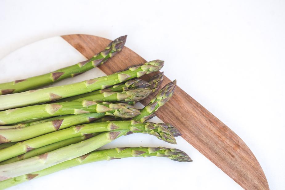 fresh-asparagus-with-water-drops_925x.jpg