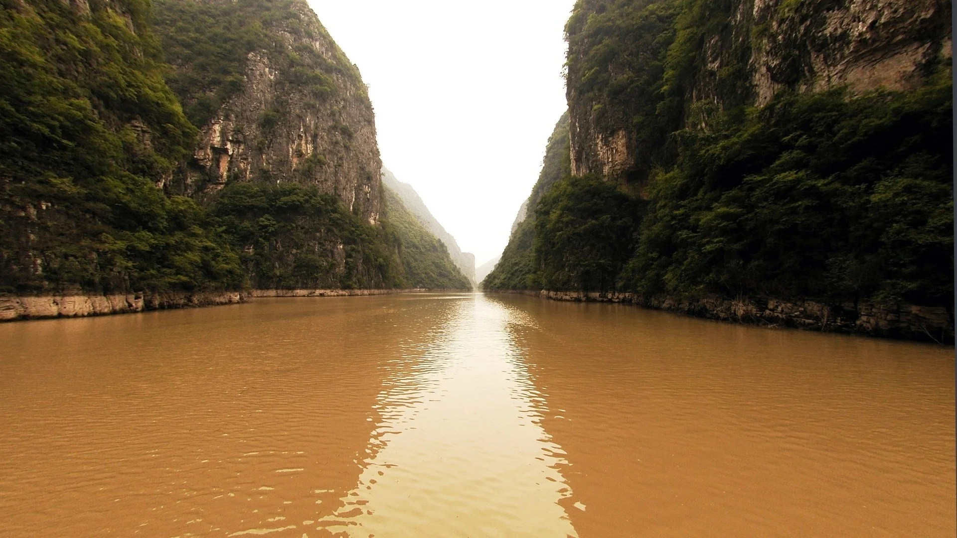 Naturally occurring brown coloration in rivers is primarily due to organic and inorganic sediment stirred up by the movement of water, and is worse during periods of storms or other turbulence.