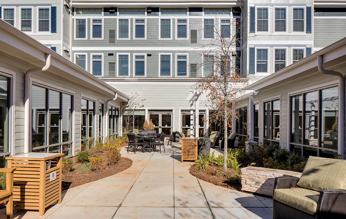 Memory Care courtyard with outdoor seating.