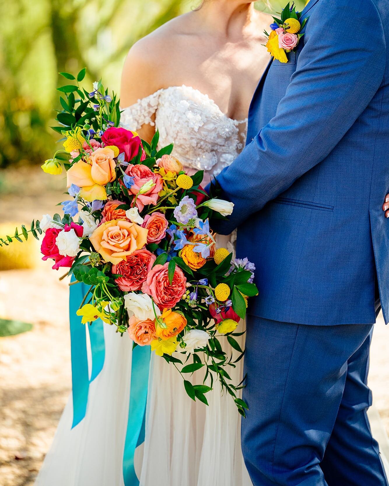 Have a bright and beautiful Friday everyone!!! 🌈💕 Love these colors.
.
.
.
Photographer- @meredithamadeephotography 
Floral- @atelierdelafleur 
DJ- @oldpueblodjco 
HAMU- @idohairandmakeupartistry 
Coordinator- @confettieventplanningllc 
.
.
.
#colo