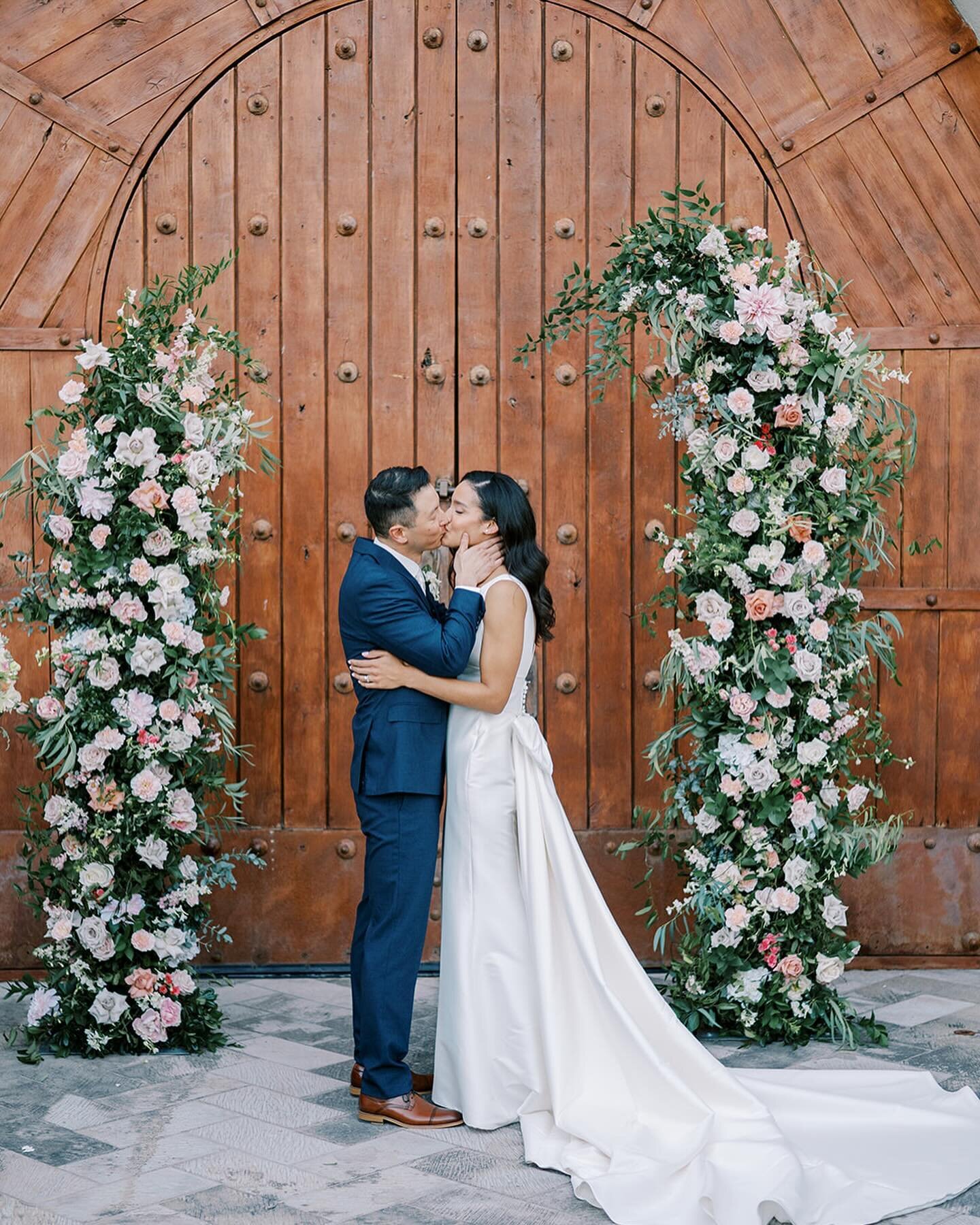 Gorgeous ceremony florals for a gorgeous couple
