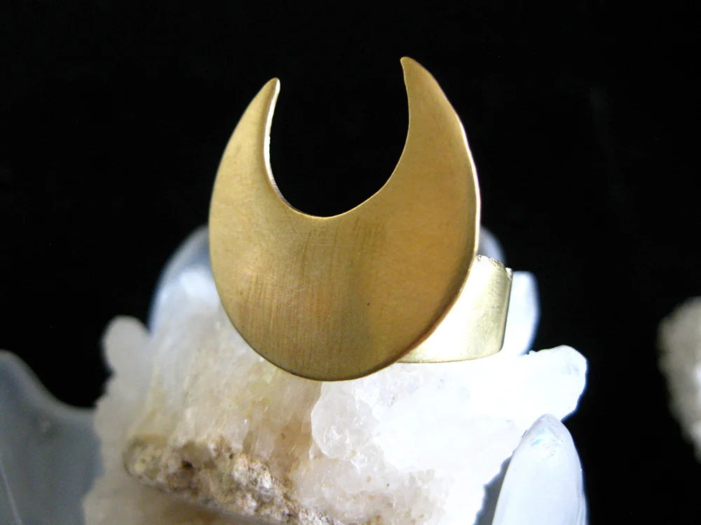 deep crescent moon ring ta meu bem.jpg
