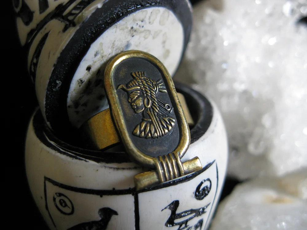 queen tiye egyptian ring ta meu bem.jpg