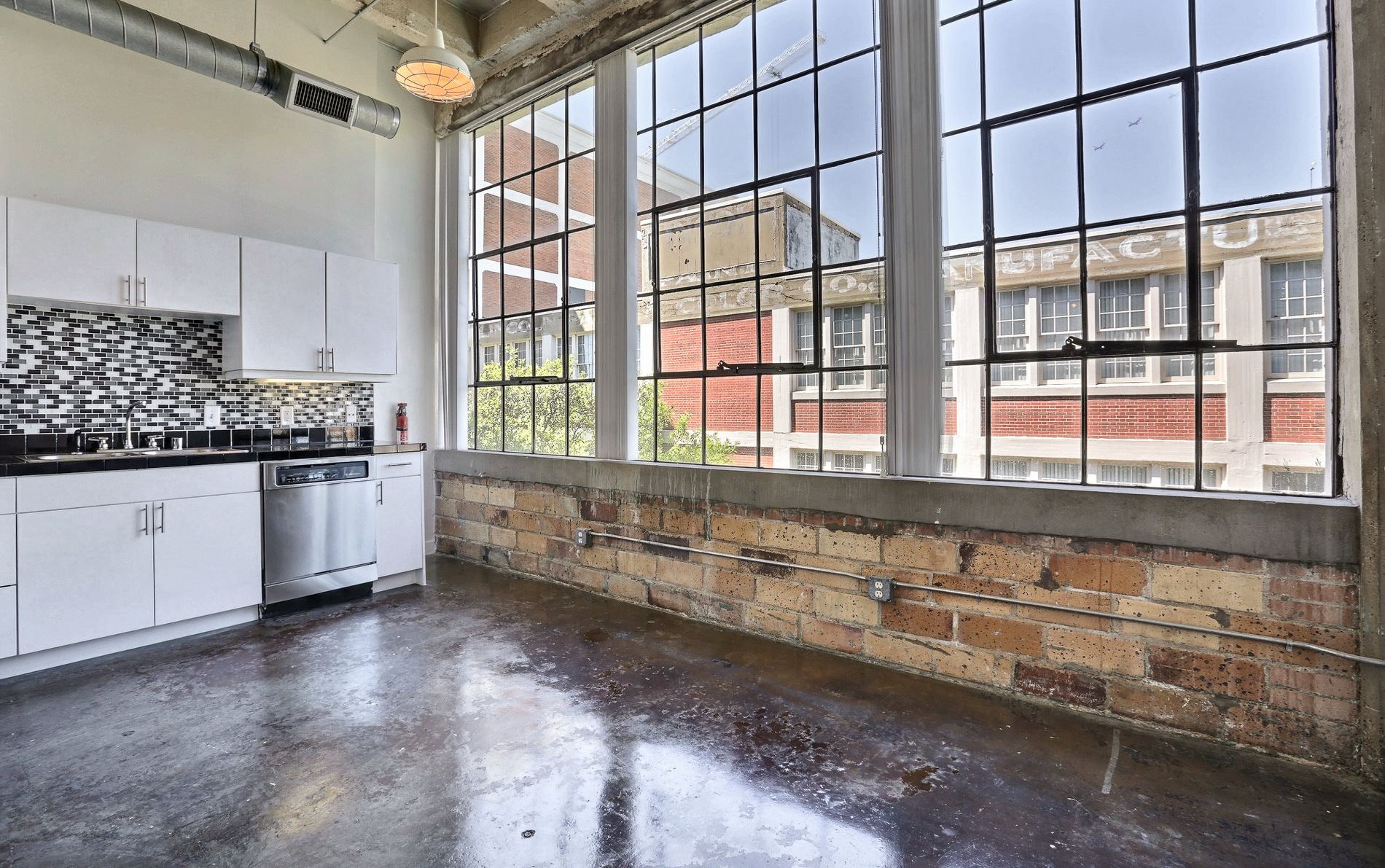 DeepEllumLofts_Futura_DallasTX_Unit_307_Windows(1).jpg
