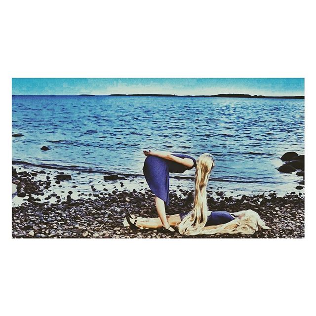 🐣🧚🏼&zwj;♀️ From the archives... #bts stills I captured ...unpublished video. team unknown. 
30 foot wig by #isaacdavidson
.
.
.
.
.
.
.
. .
#unpublished #wigs #longwigs #beach #musicvideo #wigbar