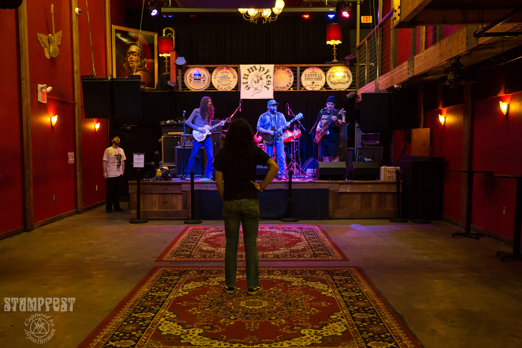 Matt Oliver and Ben Stoller supervising Pushy's soundcheck.