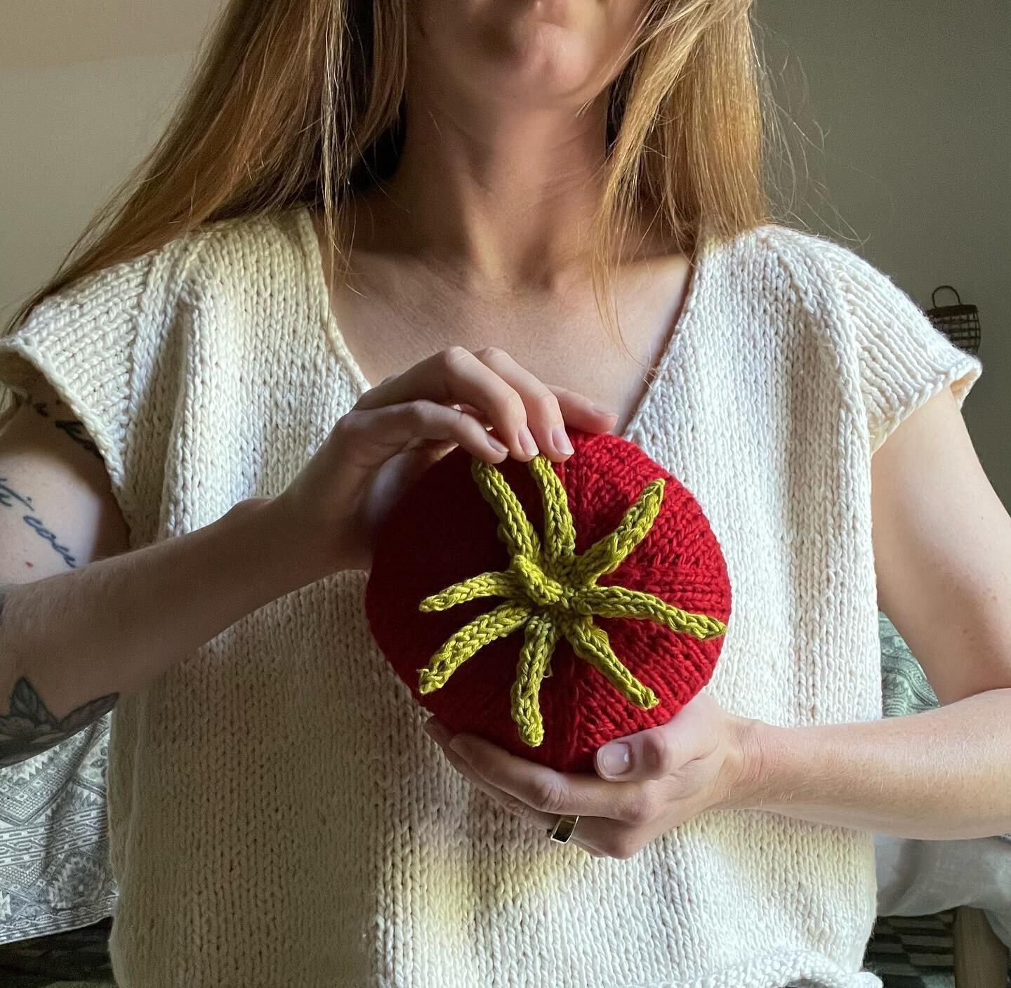 Calling all Tomato Girls&hellip;there&rsquo;s a new pattern announcement&hellip;It&rsquo;s a tomato 🍅 
.
A perfect on-the-side project addition to your Soft Summer KAL. 
.
Patreon members get this fresh from the vine pattern for free ✨ 
.
Wearing th