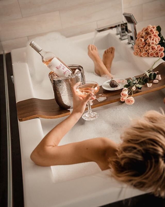 I might need a vacation after all this quarantining. @the9cle. @rose_all_day @theweekenderfashion .
.
.
#roseallday #radwineproject #tubphoto #winetime #tubtime #cleveland #renaissance #renhotels #marriott #marriottbonvoy #travelbrilliantly #nikon #p