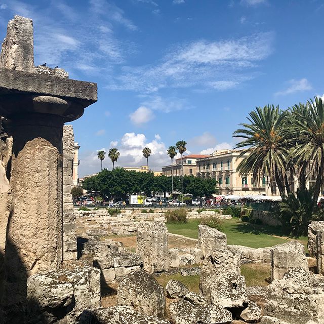 It&rsquo;s a humbling experience to stand beside remains of a structure built in the 6th century BC. #tempiodiapollosiracusa #templeofapollosyracuse #ortigia #siracusa #sicily #bellavita #ancientgreekarchitecture