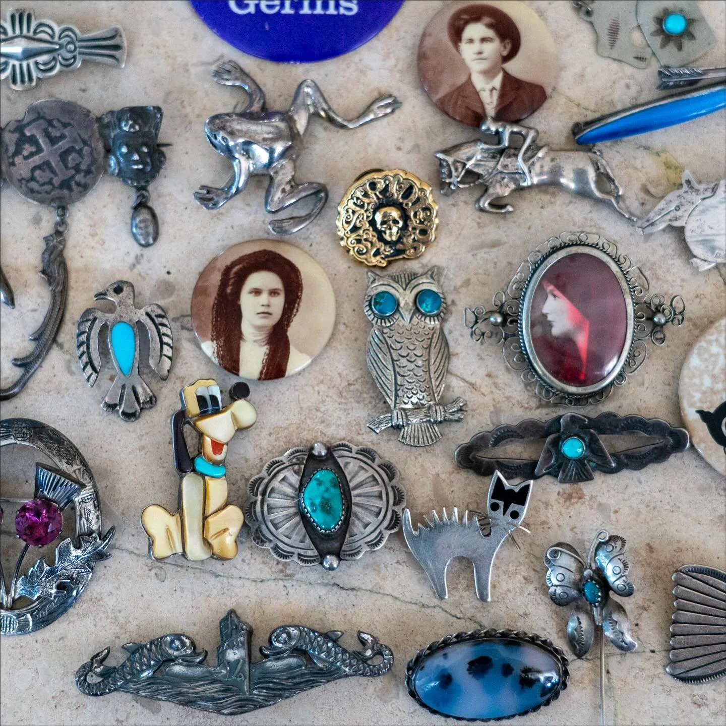 Just dropped a whole bunch of vintage pins and brooches on the site. Some fun ones in there. 📌📌 under &ldquo;vintage accessories&rdquo; online.

Thanks for L👀King!
Kilroyvtg.com