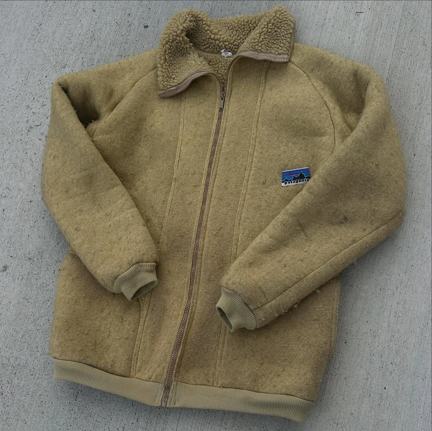 Rare Original 1970s Patagonia fleece pile jacket.
Size L 🌅

DM for inquires 
Thanks for L👀King!