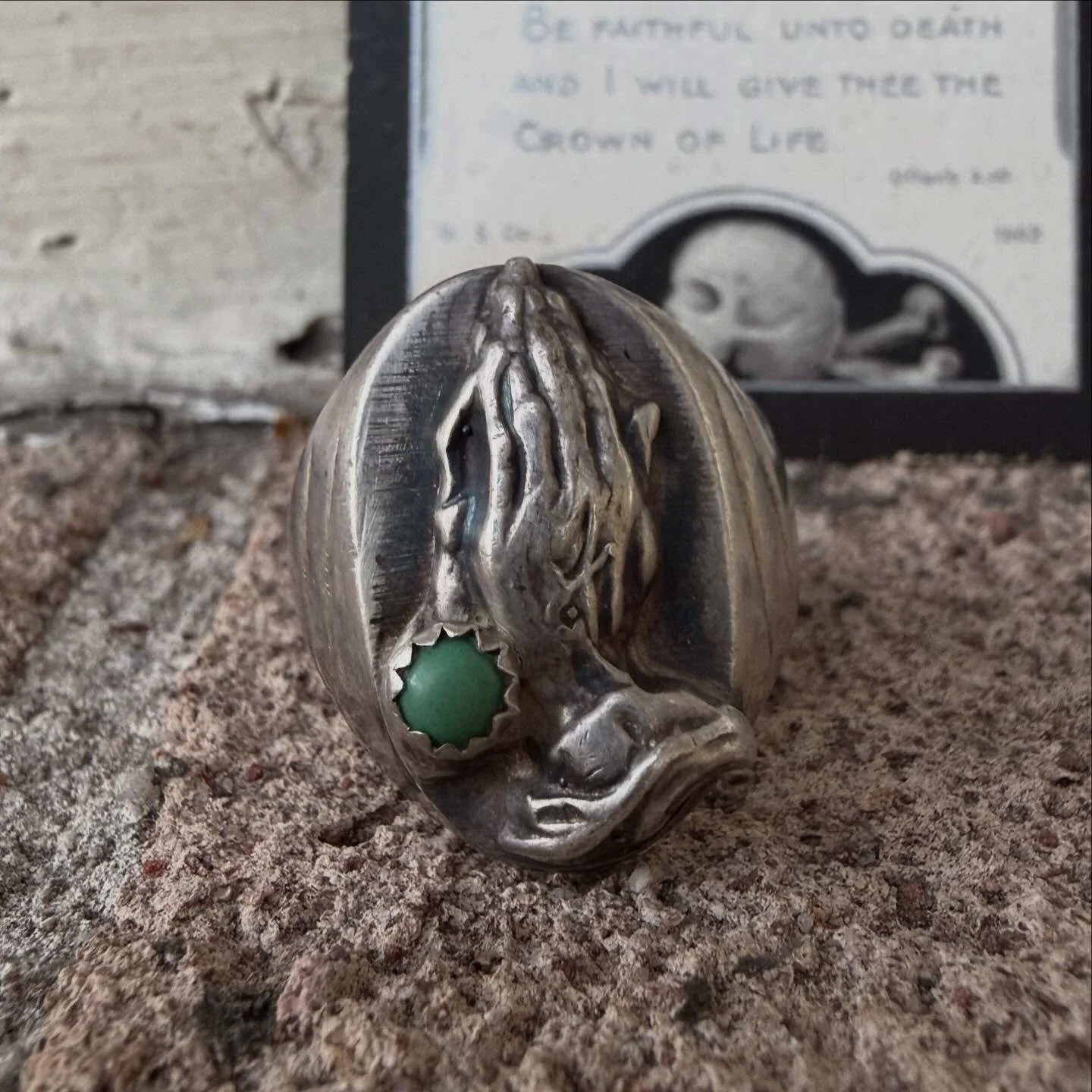 Very unique 1930s / 40s trading post bench made praying hands ring, with a small turquoise cabochon. Never seen one before probably never will again!

Size- 9 
DM for inquires 
Thanks for L👀King