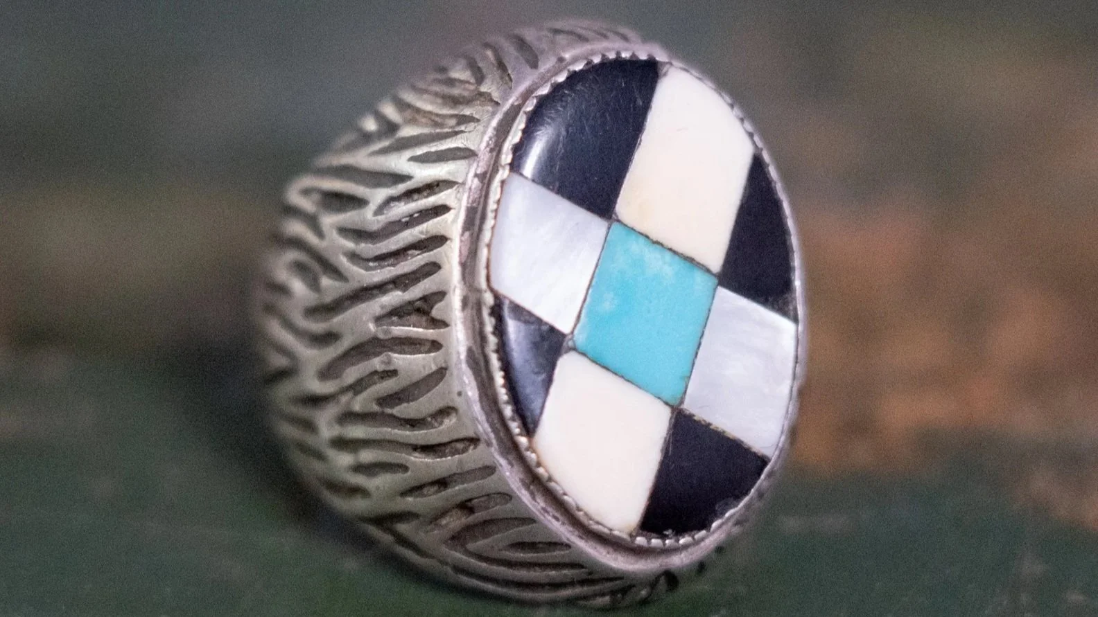 Heavy 1960s Southwestern Oval Inlay Ring Size-9