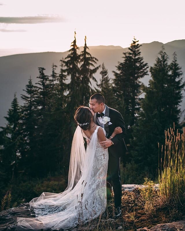 Carmella &amp; Andrew were married on a mountaintop I&rsquo;m September. Their day was full of laughs, love and tons of epic dance moves.  I can&rsquo;t wait to share more from their day. 🙌🏼
.

If you&rsquo;re hoping to book a wedding with me, I on