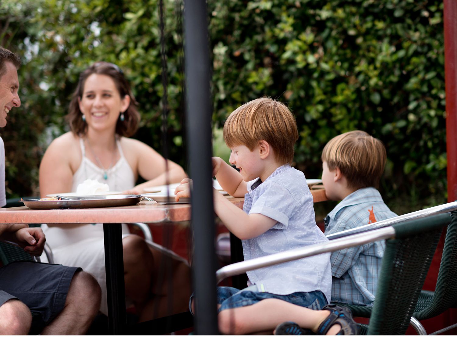 family-out-for-dinner-photographer.jpg