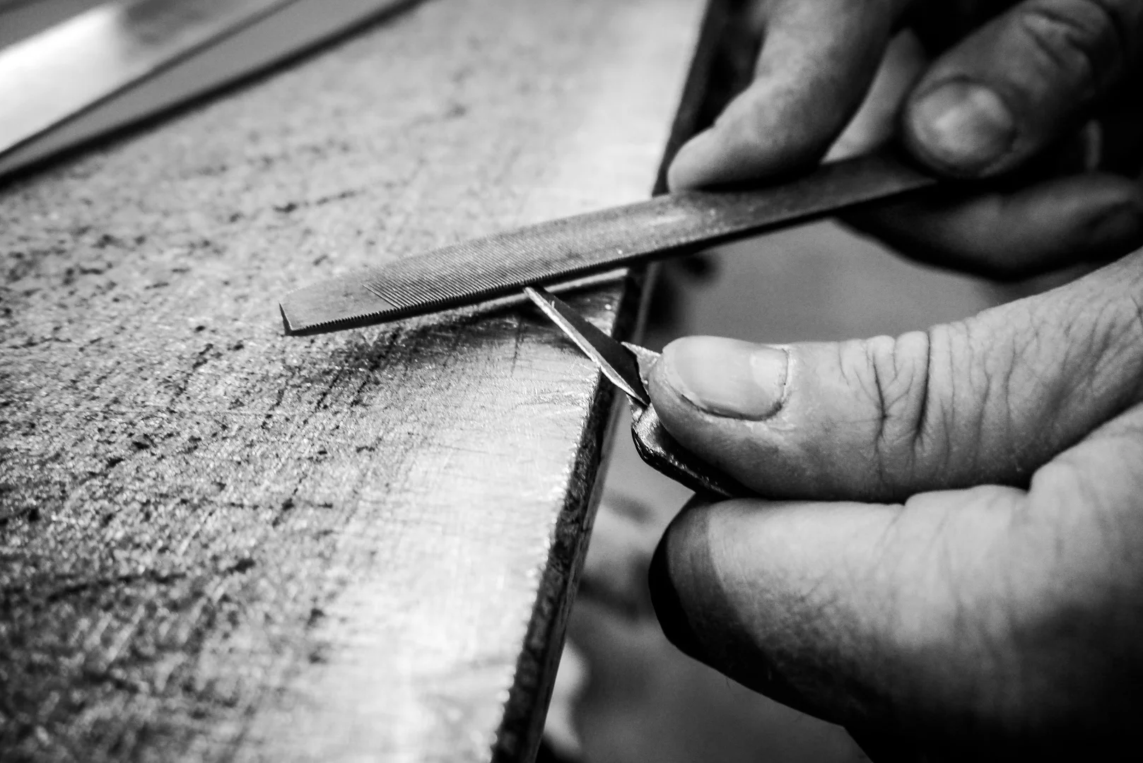 preparation-outil-maroquinerie-locre-paris-locre-cuir-maison-locre-maroquinerie