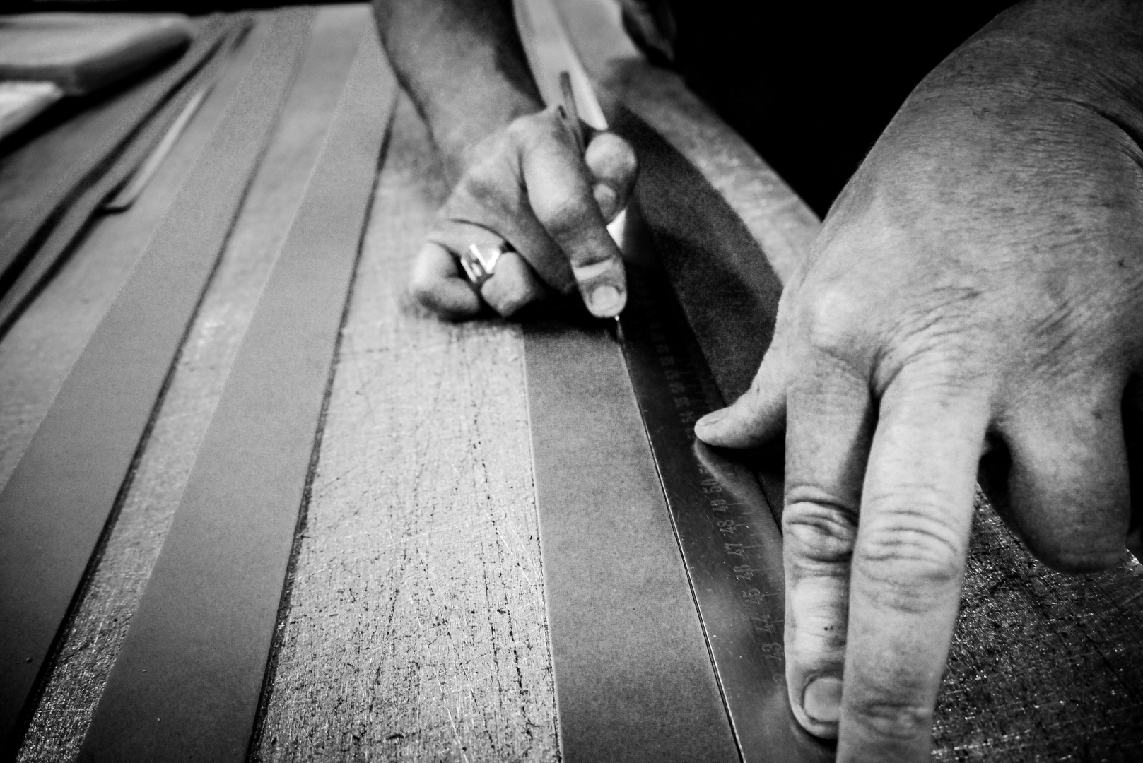 decoupe-cuir-maroquinerie-locre-paris-locre-cuir-maison-locre-maroquinerie