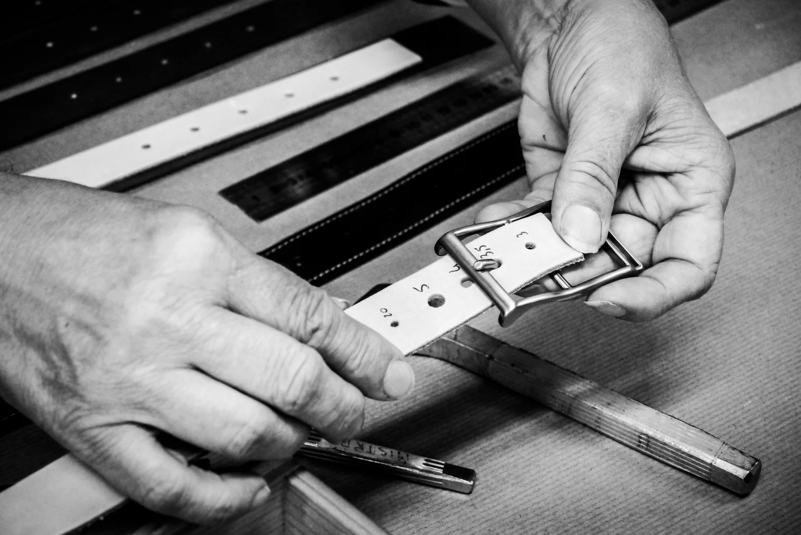 selection-calibrage-trou-ceinture-maroquinerie-locre-paris-locre-cuir-maison-locre-maroquinerie