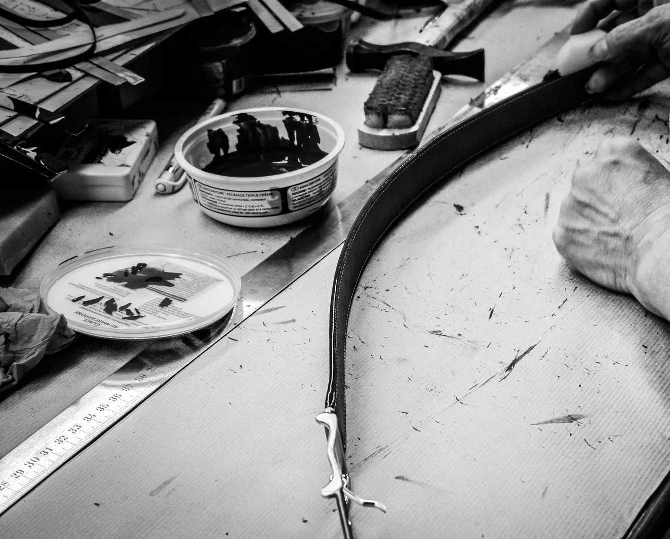 teinture-tranches-maroquinerie-locre-paris-locre-cuir-maison-locre-maroquinerie