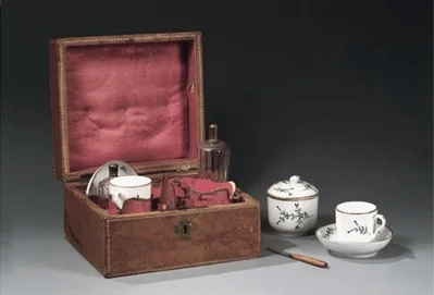 Coffret gainé de cuir contenant un 'tête-à-tête' en porcelaine et deux flacons de cristal, manufacturés par Locré à la fin du XVIIIè siècle.