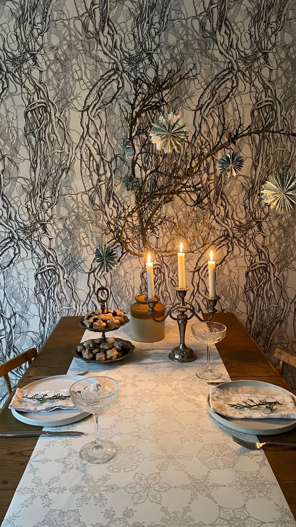 Create A Festive Dining Scene