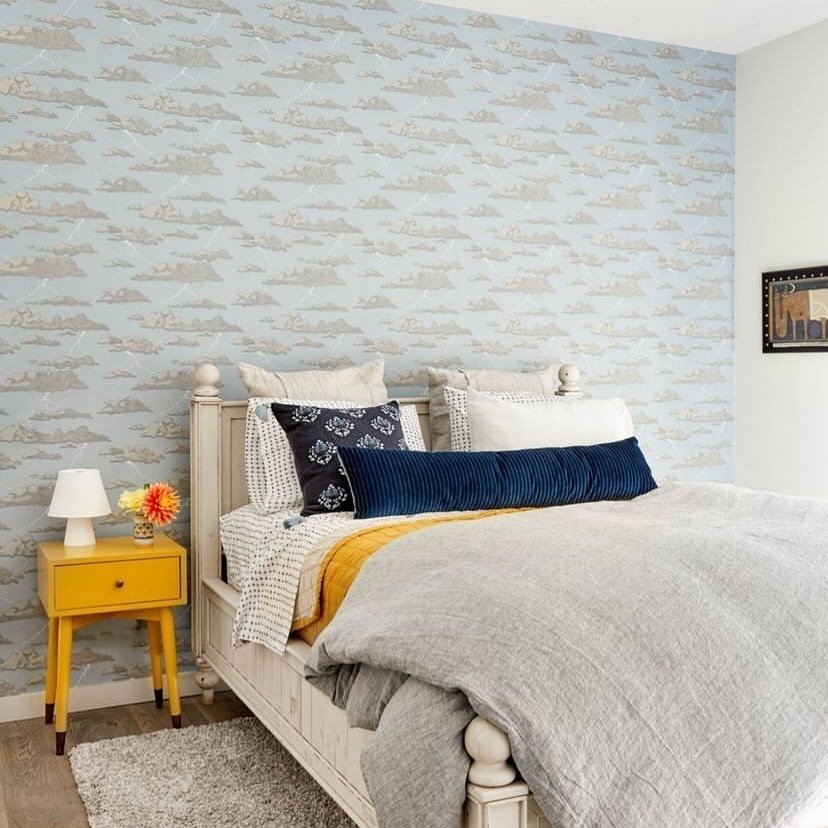 Calming yet stormy ⛈️⛈️⛈️ Storm Clouds Wallpaper in a beautiful bedroom in Sag Harbour designed by @kristenelizabethdesign 🤍

#cloudwallpaper #quietpattern