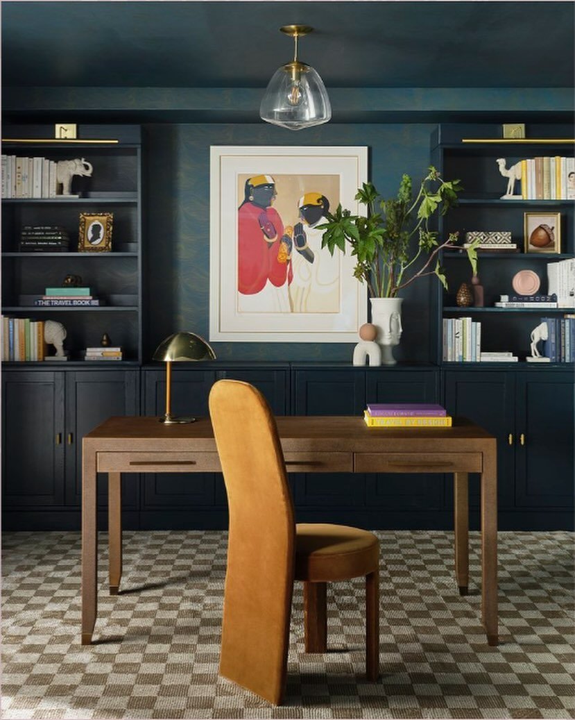 Beautifully moody gentleman&rsquo;s study by Anu Jain of Atelier Oleana using Seascape at Midnight wallpaper🌊 &ldquo;Seascape speaks to my innermost sensibilities. It is consistent and geometrical, yet mural like, it flows with symmetry but still ha