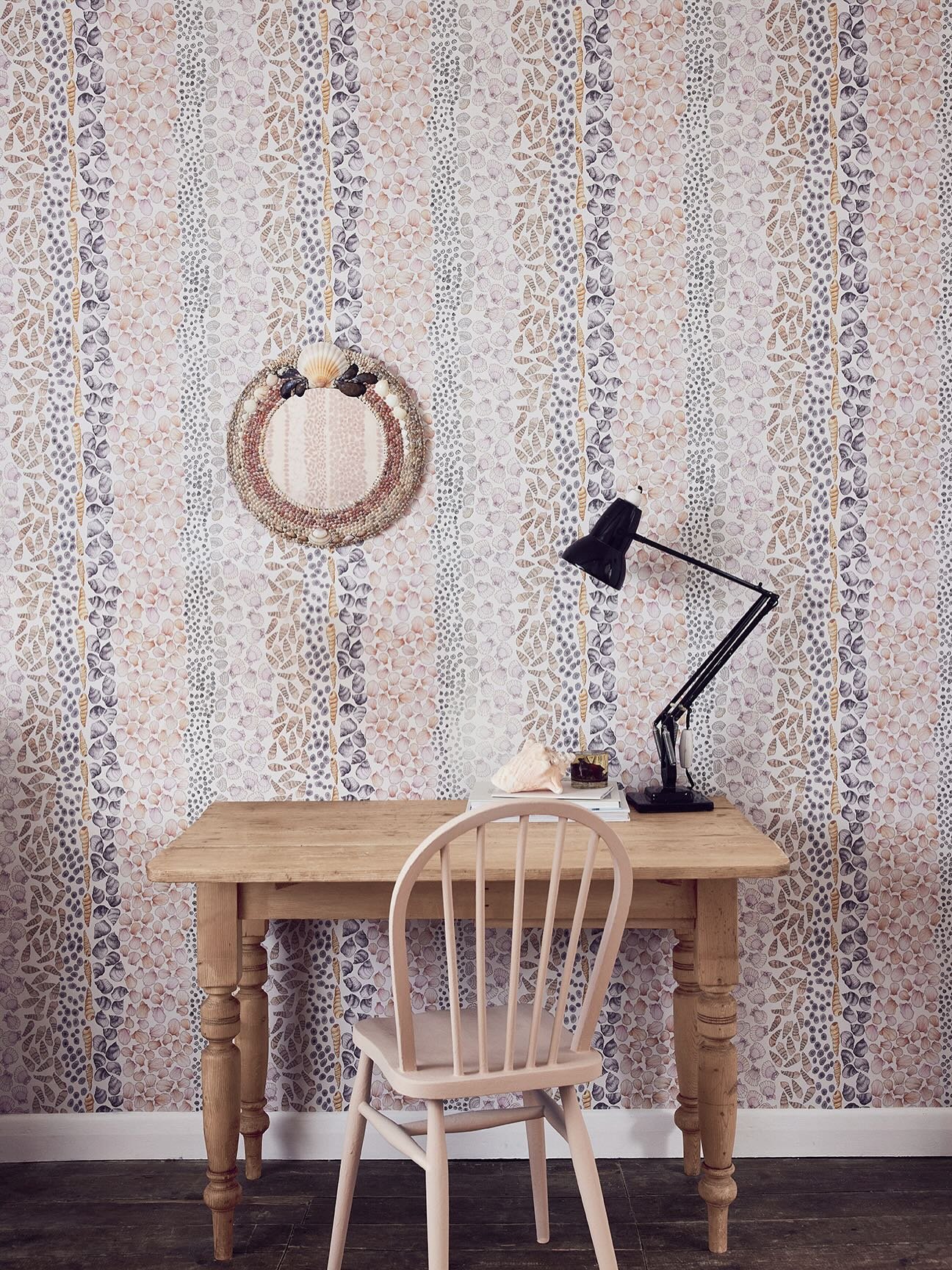Shells Wallpaper is made up of line drawn sketches of shells collected on family holidays and the memories that come with them, ensuring your home has a peaceful ambiance to make you feel as though you are still on holiday 🐚

Shells Wallpaper 📷 @al