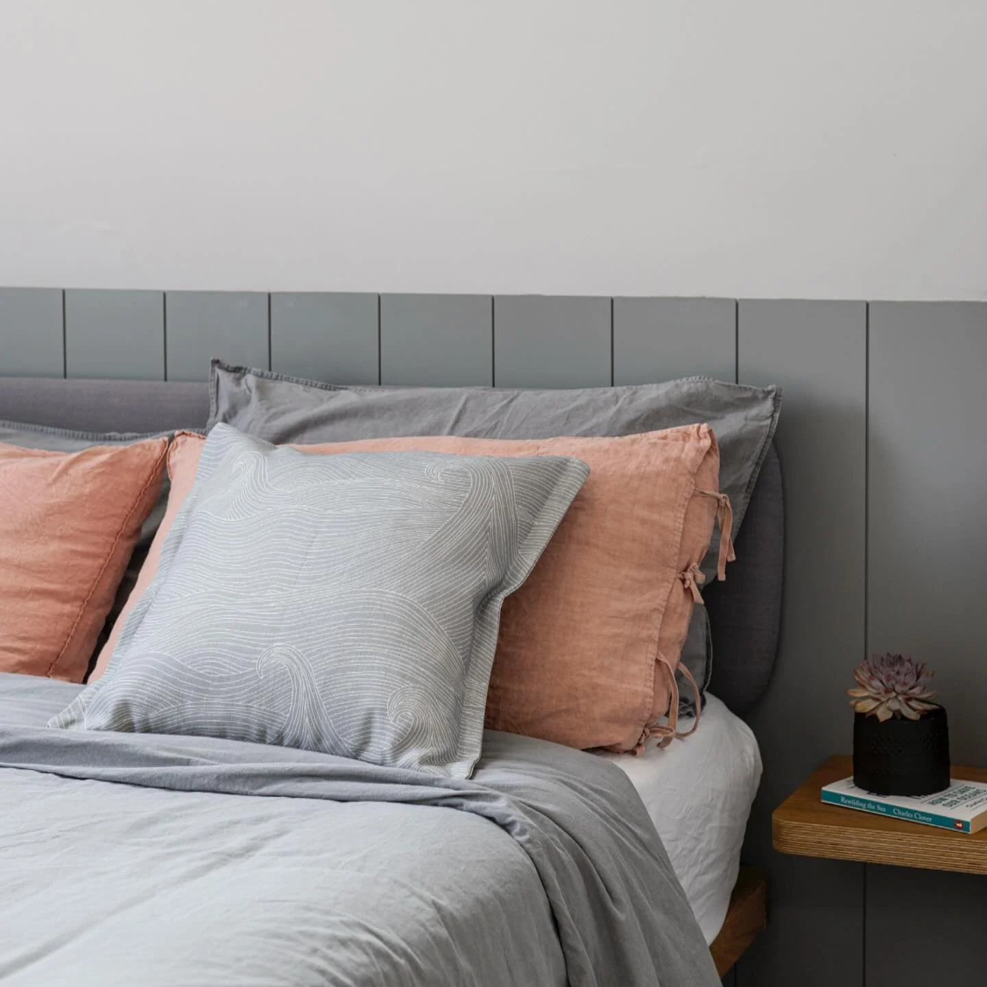 Infuse your interiors with the quiet serenity of the shoreline 🌊🌊
Seascape at Dusk Linen made into a cushion cover. 📷 @julesrogers_photography