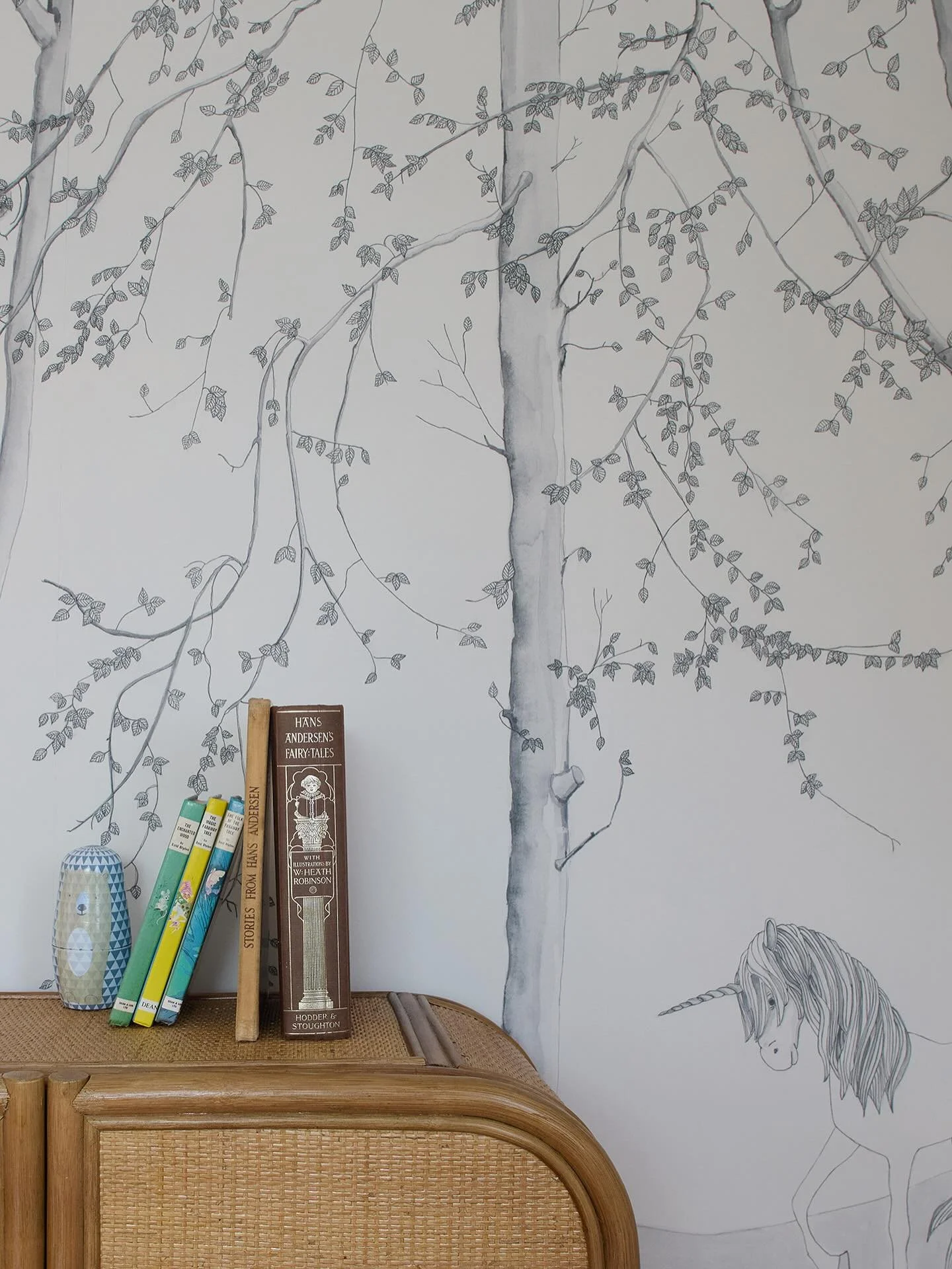 Inspired by story books and the magical worlds in which they are set. Legend Wallpaper in Ink
📷 @carmelkingphoto