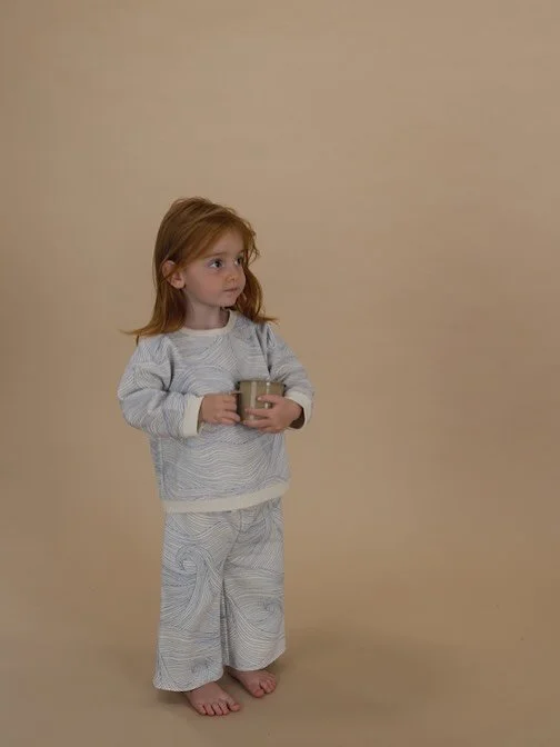 From rugged mountains and crashing waves to the cosy embrace of a woodland cabin. I wish this cosy Seascape sweatshirt from @organiczoo collaboration came in adult sizes 🌊🤍🌊