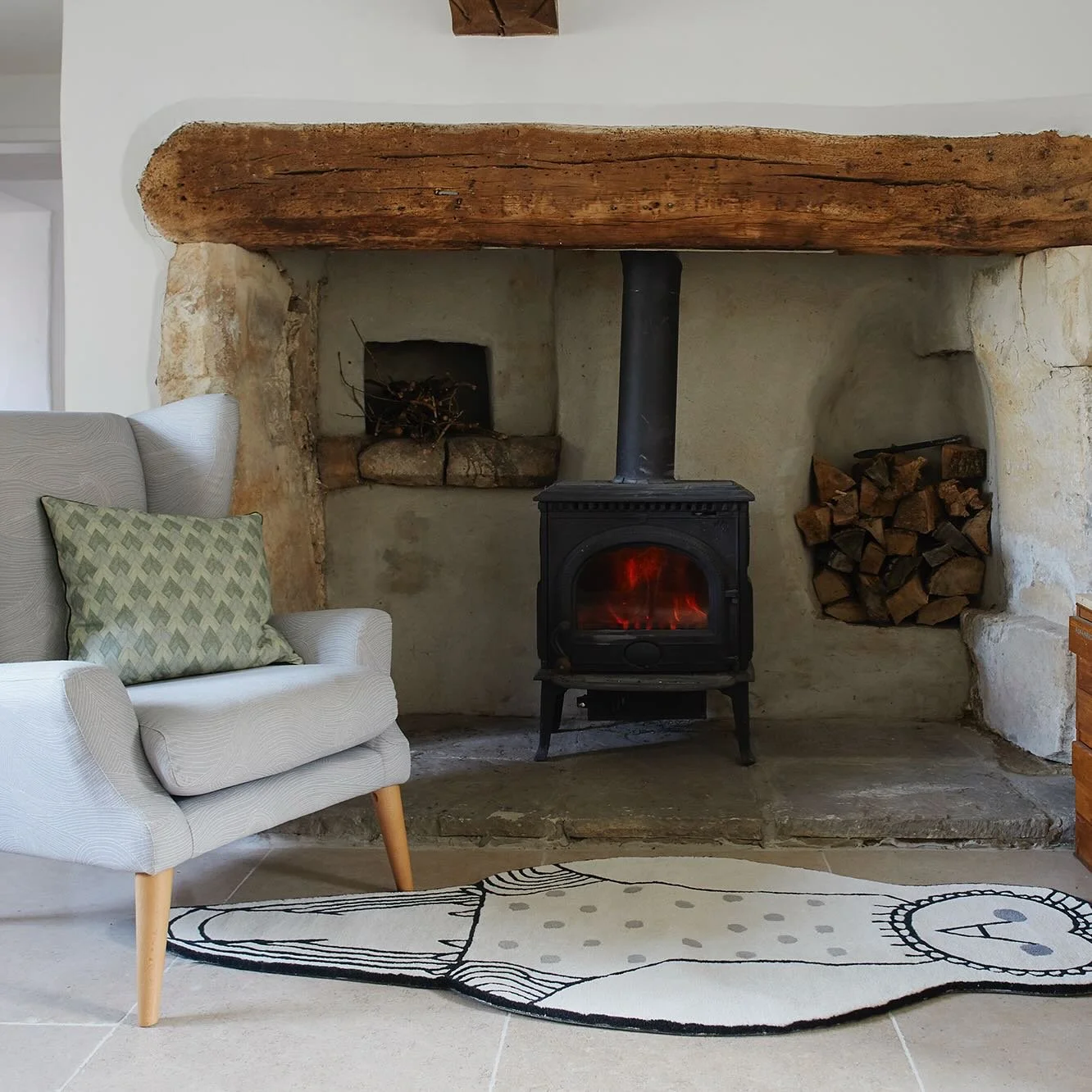 Getting cosy for Autumn means cushions, a rug and plenty of logs for the fire 🍂
📷 @carmelkingphoto