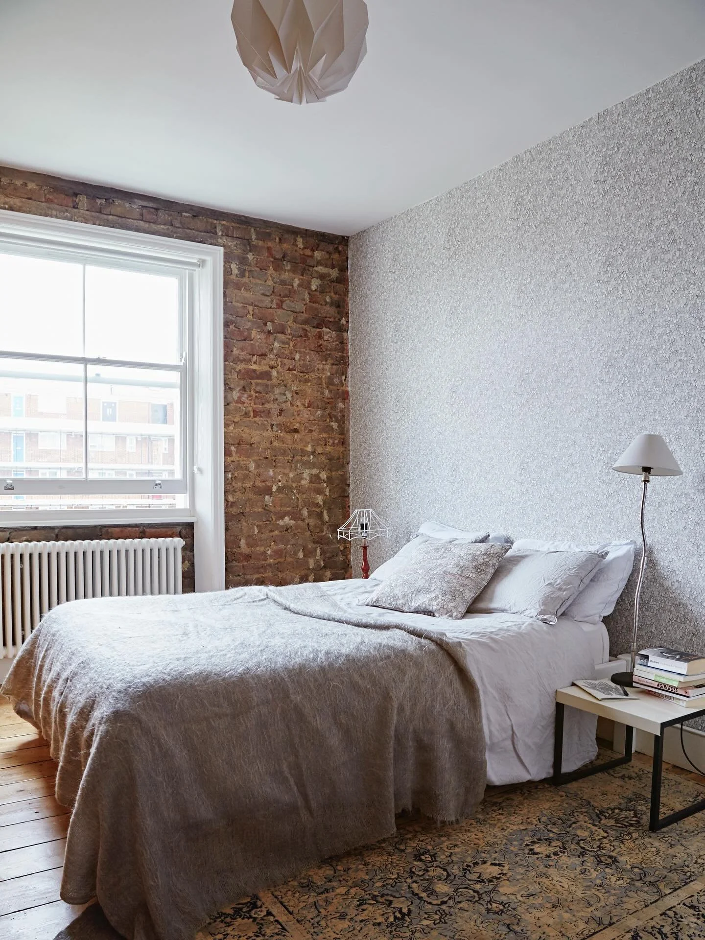 As December draws near, time to get your guest room ready for loved ones. If you planning to wallpaper ready for Christmas and need advice on quantities or samples just get in touch 🤍
📷 @aluncallenderphoto